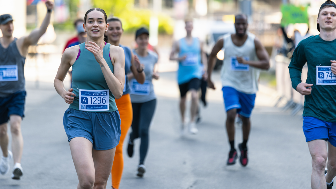 Sportowcy biegnący w maratonie