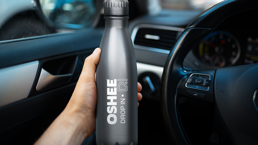 Woda, kawa czy napój z elektrolitami? Co pić podczas długiej podróży autem?