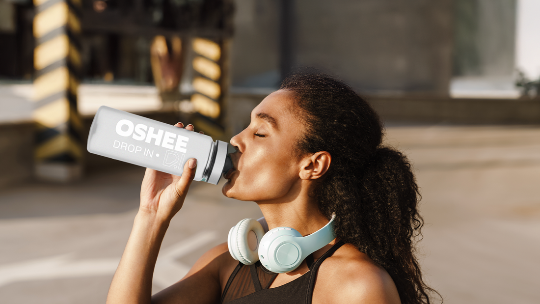 Kobieta pijąca napój z bidonu