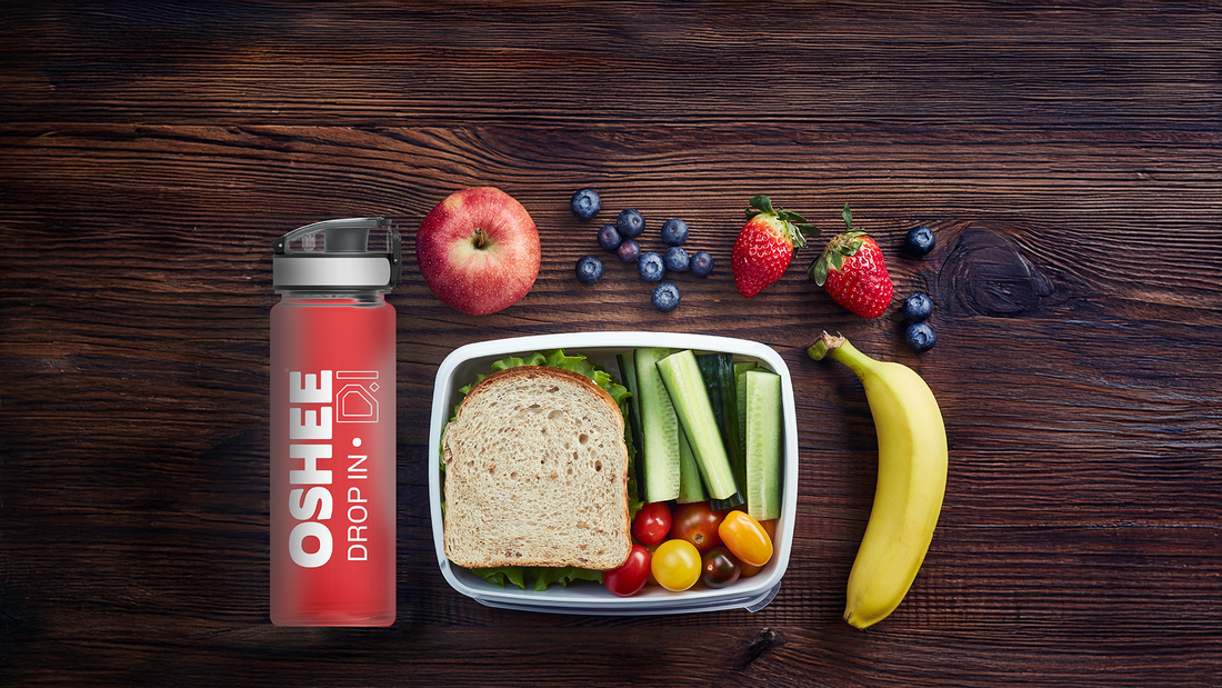 Leżący bidon, owoce, warzywa i chleb na ciemnym drewnie