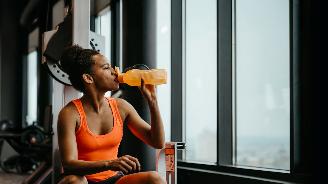 Woda z elektrolitami — kiedy warto ją pić? Jakie produkty wybrać?