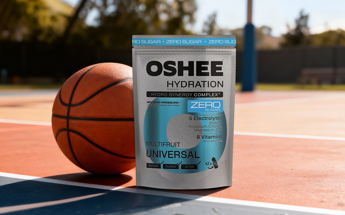 oshee multifruit zero na tle boiska do koszykówki, z boku leży piłka do koszykówki