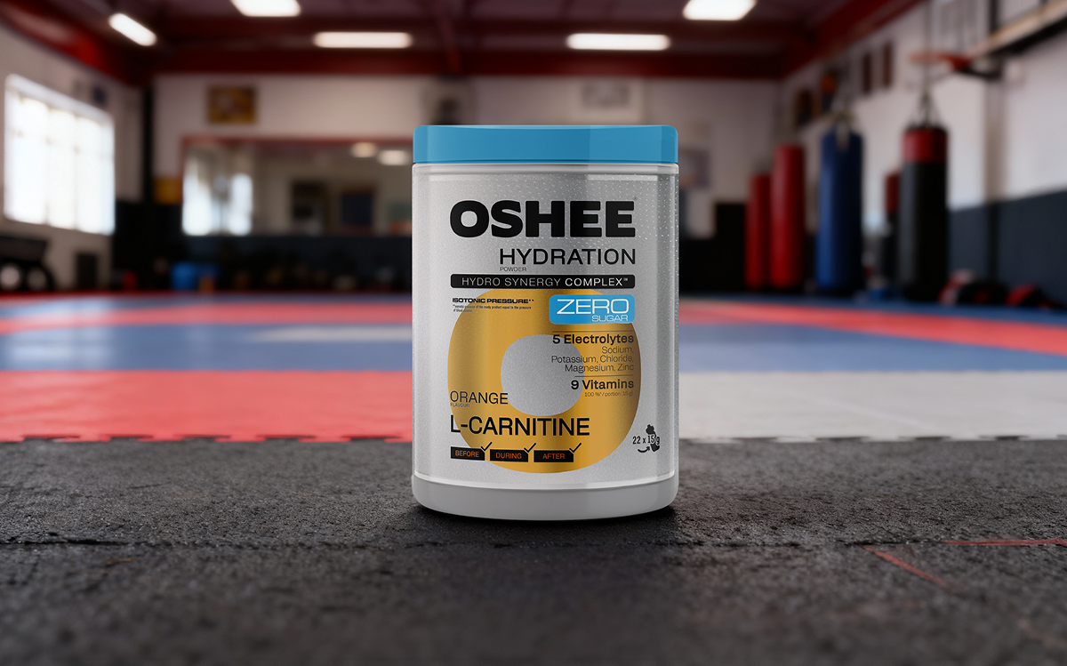 oshee l-karnityna zero na tle salki do trenowania boksu
