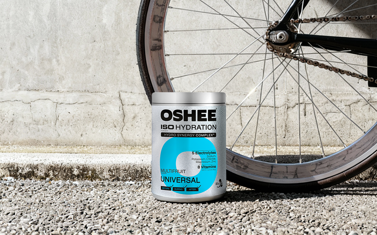 oshee multifruit pojemnik na tle roweru