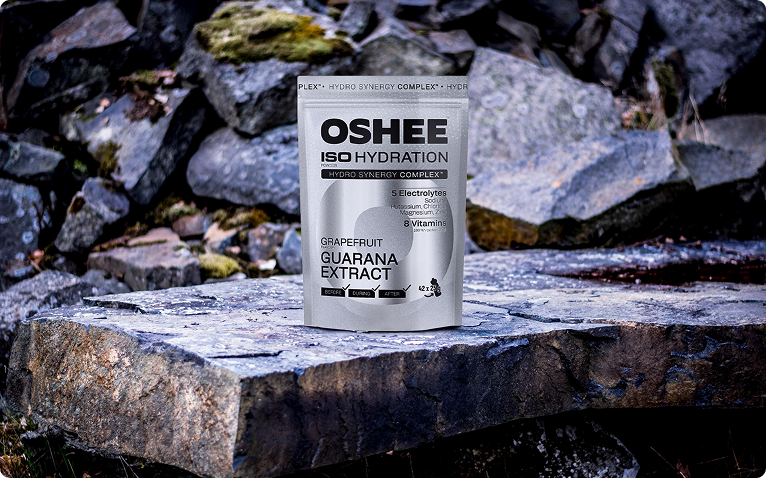 oshee grejpfrut guarana na tle skał