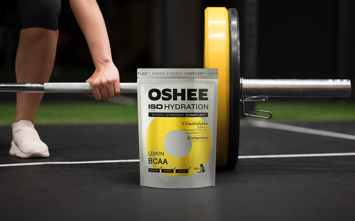 produkt oshee lemon bcaa ze sztangą na siłowni