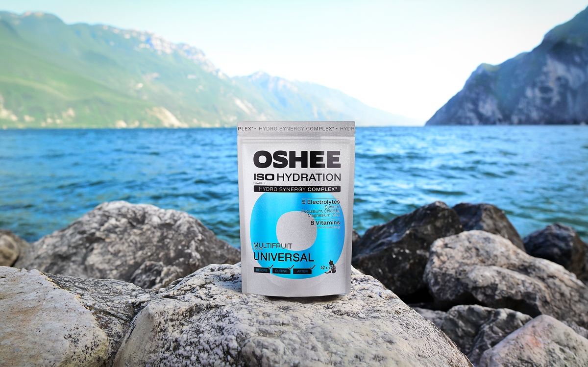 oshee multifruit saszetka na skałach przy jeziorze