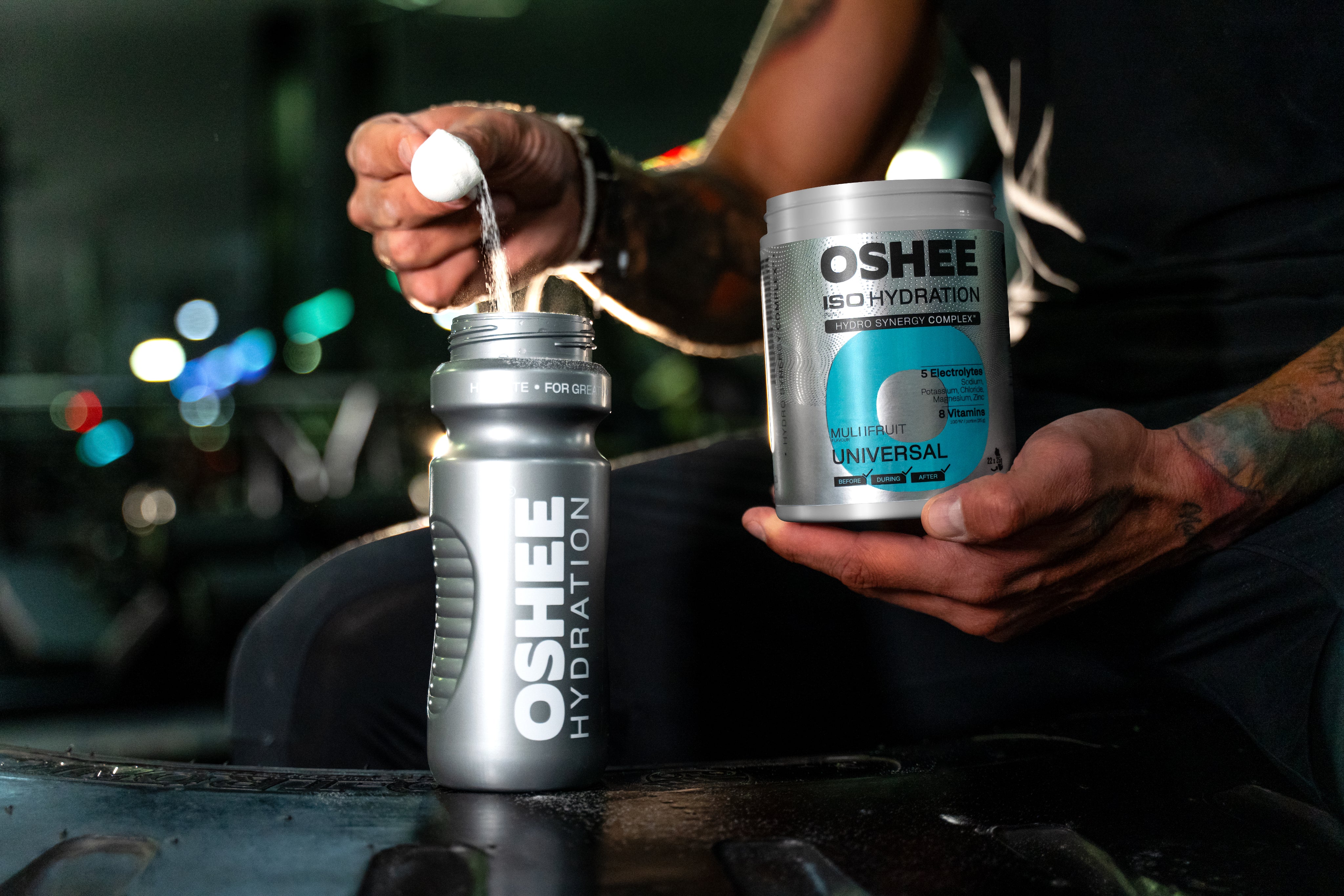 Mężczyzna przygotowujący napój izotoniczny